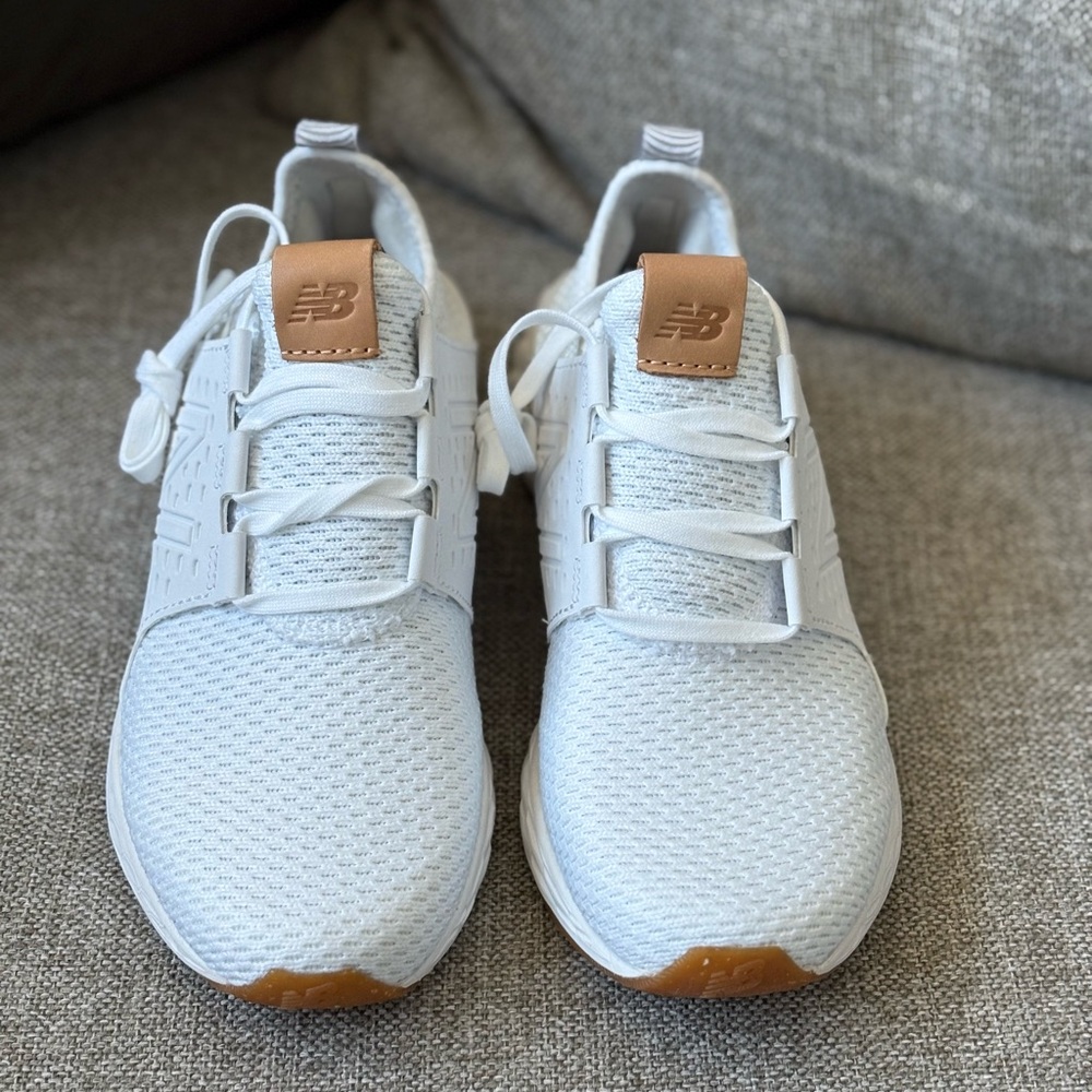 NWT White New Balance size 6 women or size 4 kids